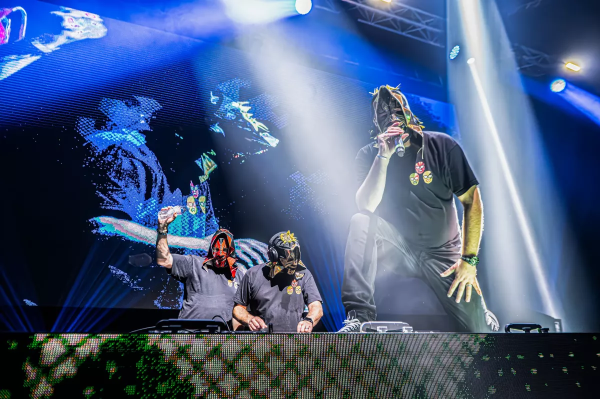 Les DJs masqués de TicTacTec sur scène au Bellarena Indoor Festival, à la BCF Arena de Fribourg, en 2025.
