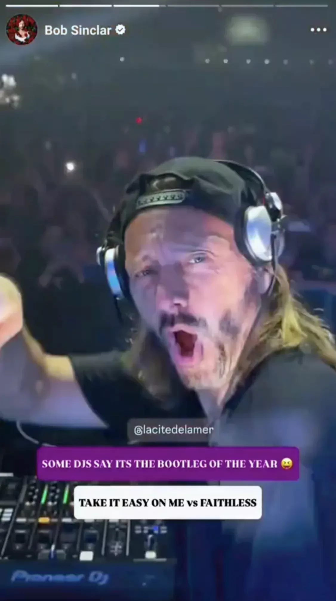 Capture d’une vidéo publiée par Bob Sinclar où il joue le mashup de TicTacTec entre Take It Easy on Me et Insomnia, avec la mention « Some DJs say it’s the bootleg of the year ».