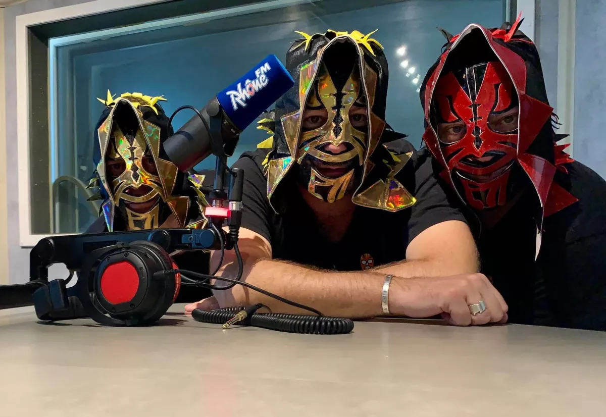 Interview de TicTacTec sur Rhône FM – Sion, 2020 Les DJs masqués de TicTacTec dans le studio de Rhône FM à Sion lors d’une interview en 2020.
