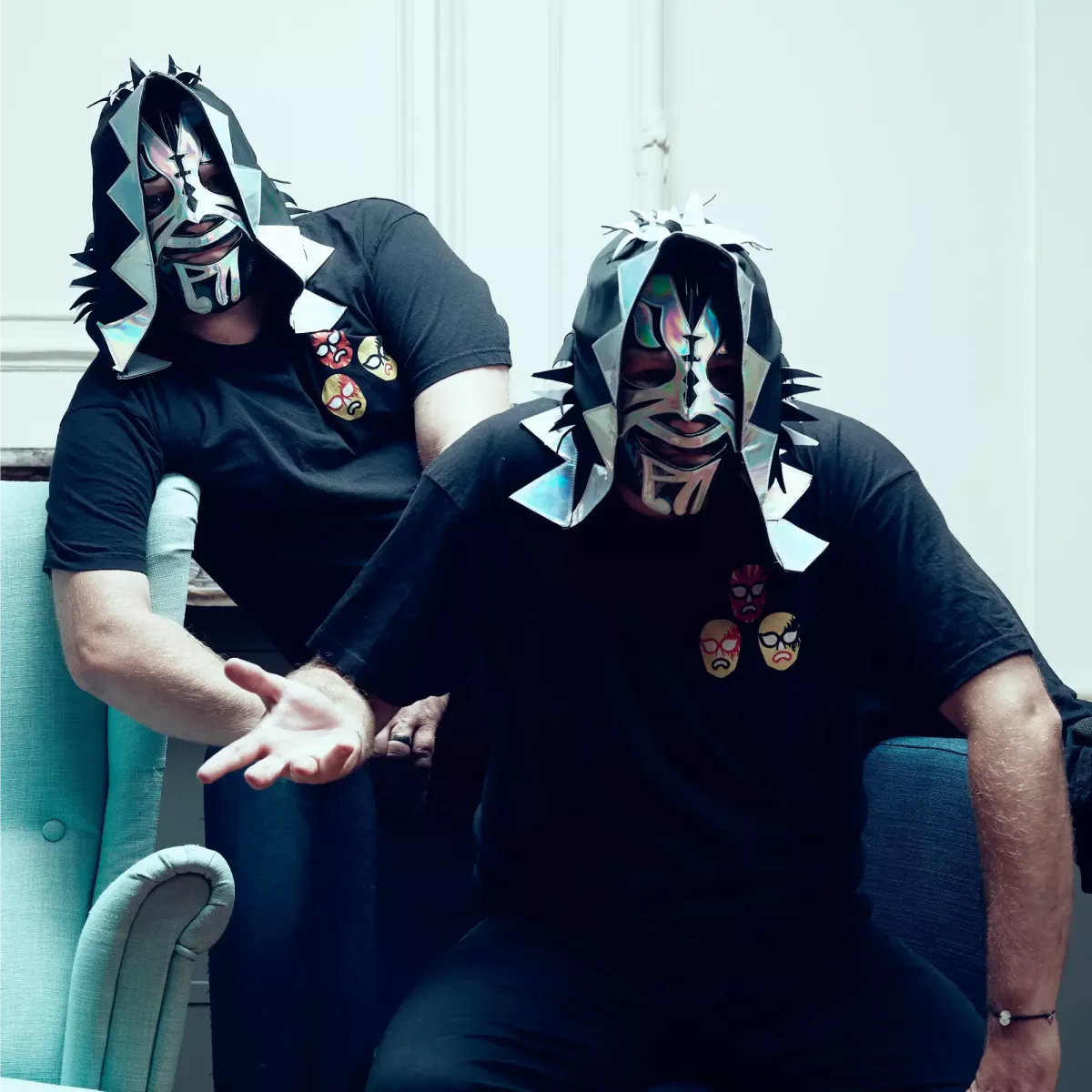 Identité visuelle de TicTacTec – masques argentés utilisés en 2022 Les DJs masqués de TicTacTec portent les masques argentés utilisés en 2022.