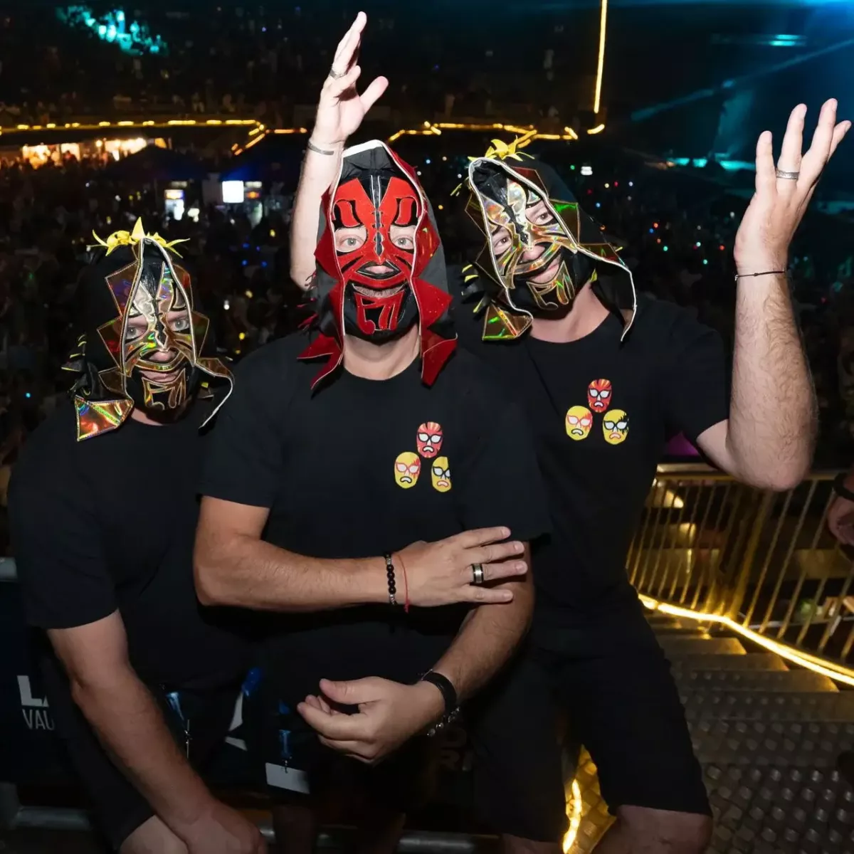 Identité visuelle de TicTacTec – masques utilisés depuis 2023 Les DJs masqués de TicTacTec devant le public avec les masques utilisés depuis 2023.
