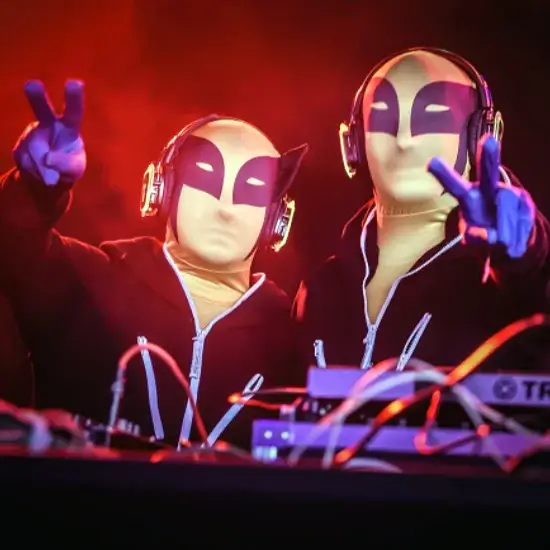 Identité visuelle de TicTacTec – avant les masques inspirés de La Parka, 2016–2017 Les DJs masqués de TicTacTec sur scène avec les masques jaunes et noirs utilisés en 2016 et 2017.