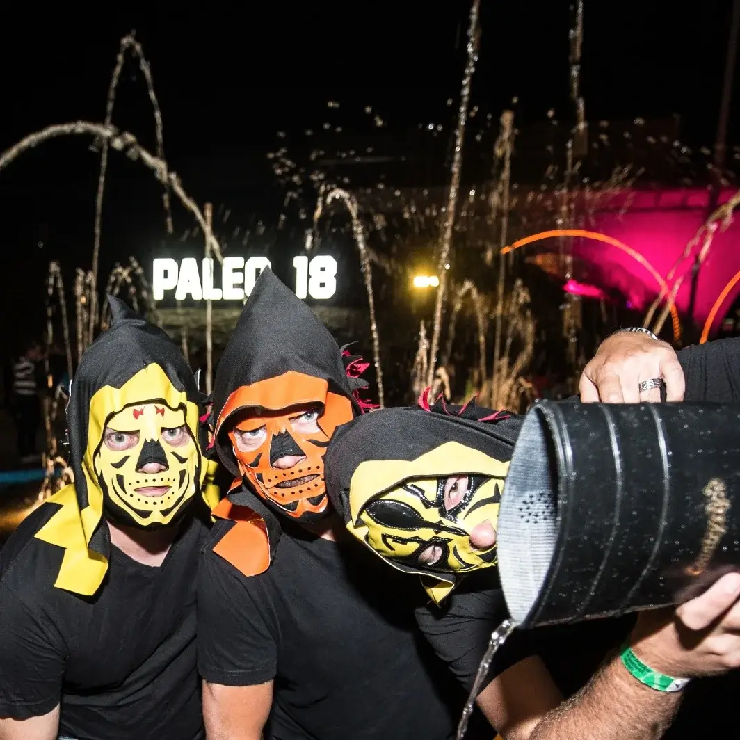Identité visuelle de TicTacTec – masques utilisés en 2018–2019 Les DJs masqués de TicTacTec portent les masques jaunes et orange utilisés en 2018 et 2019.