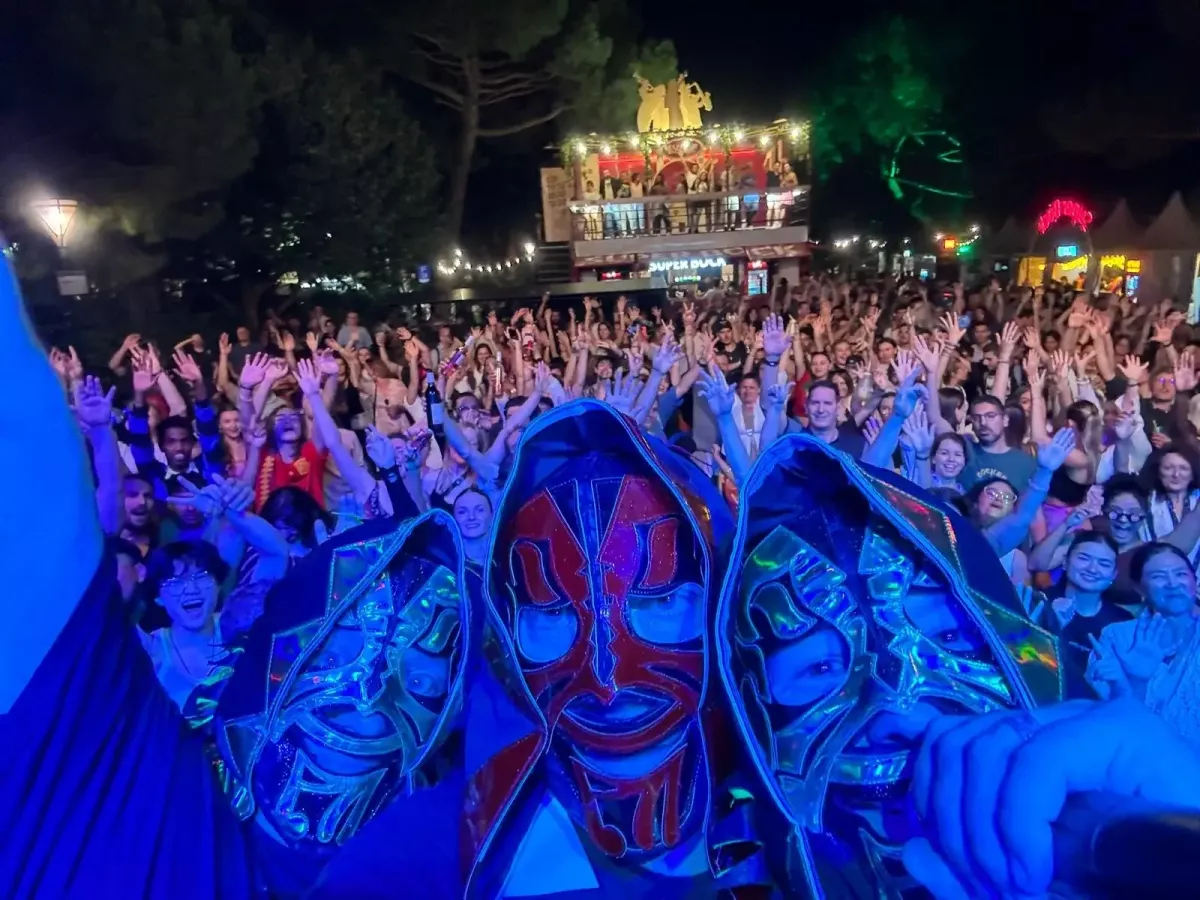 Les DJs masqués de TicTacTec sur scène au Montreux Jazz Festival à Montreux en 2024.