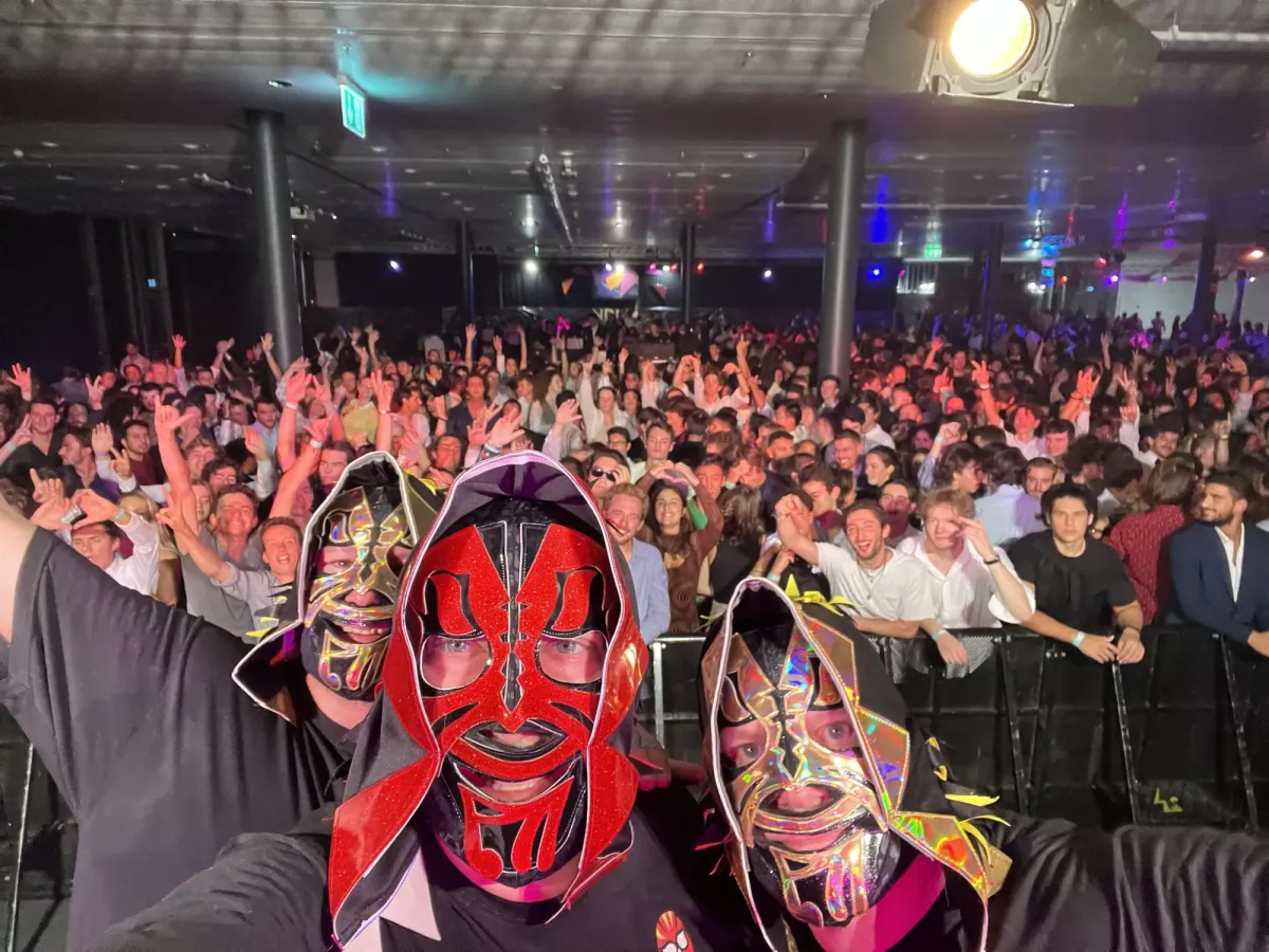 Les DJs masqués de TicTacTec face au public lors de La Nuit de la Magistrale à l’EPFL, à Ecublens, en 2022