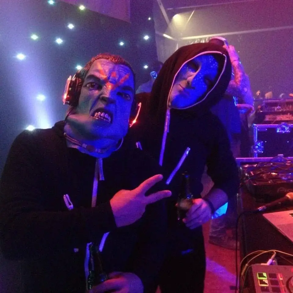 Identité visuelle de TicTacTec – premiers masques, 2015 Les DJs de TicTacTec sur scène avec les premiers masques utilisés en 2015.
