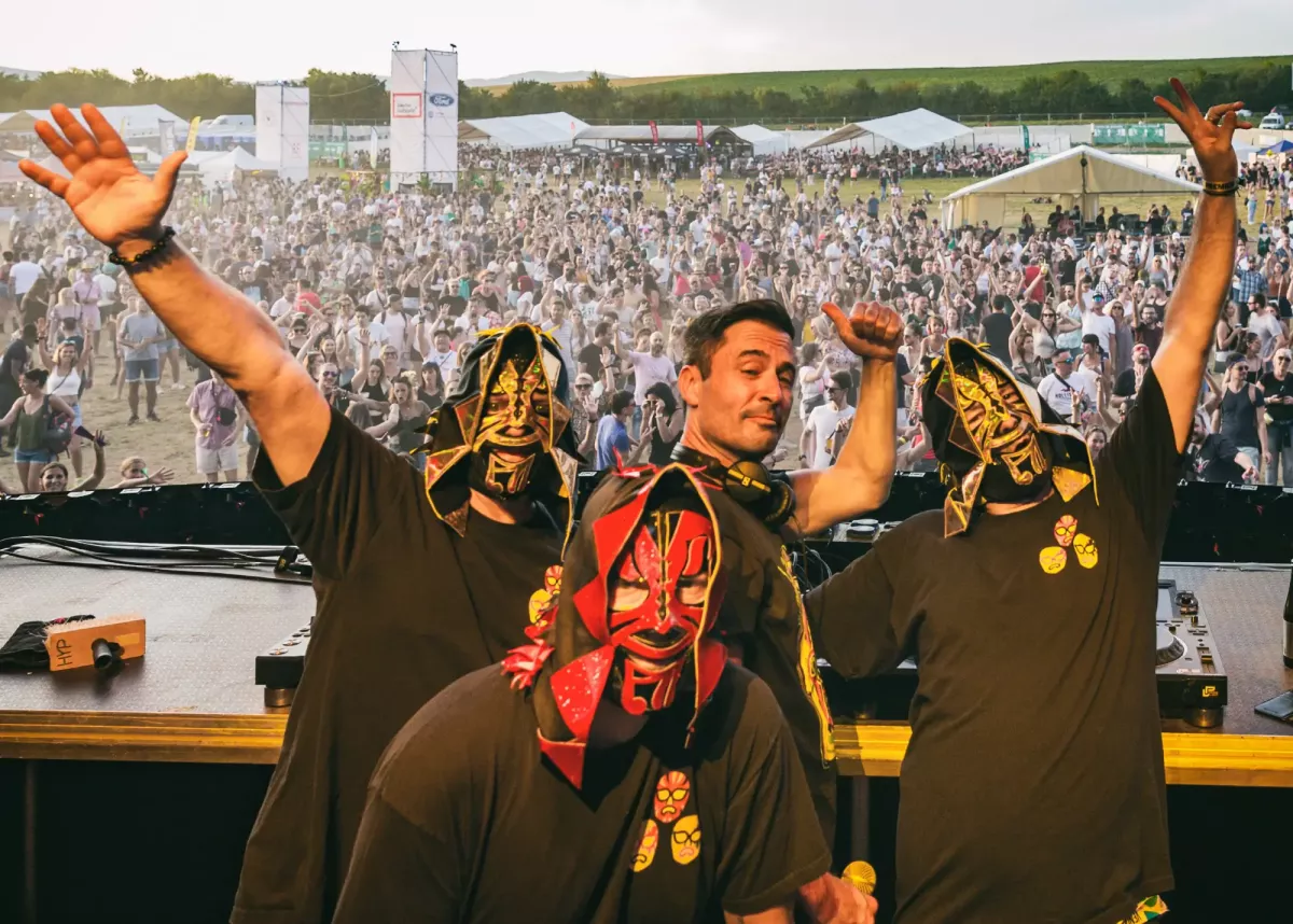 Les DJs masqués de TicTacTec avec Yves Larock face au public du Venoge Festival à Penthaz en 2023